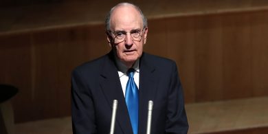 Ag éisteacht le George Mitchell ar chúlbhóithre cheantar na teorann