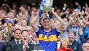 TUAIRISC Ó PHÁIRC AN CHRÓCAIGH: Sheedy ag ceiliúradh arís agus stánáil tugtha ag Tiobraid Árann do na Cait