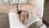 Réaltra fadhbanna a bhfuil an néaltrú ina chroílár atá sa ghalar Alzheimer…