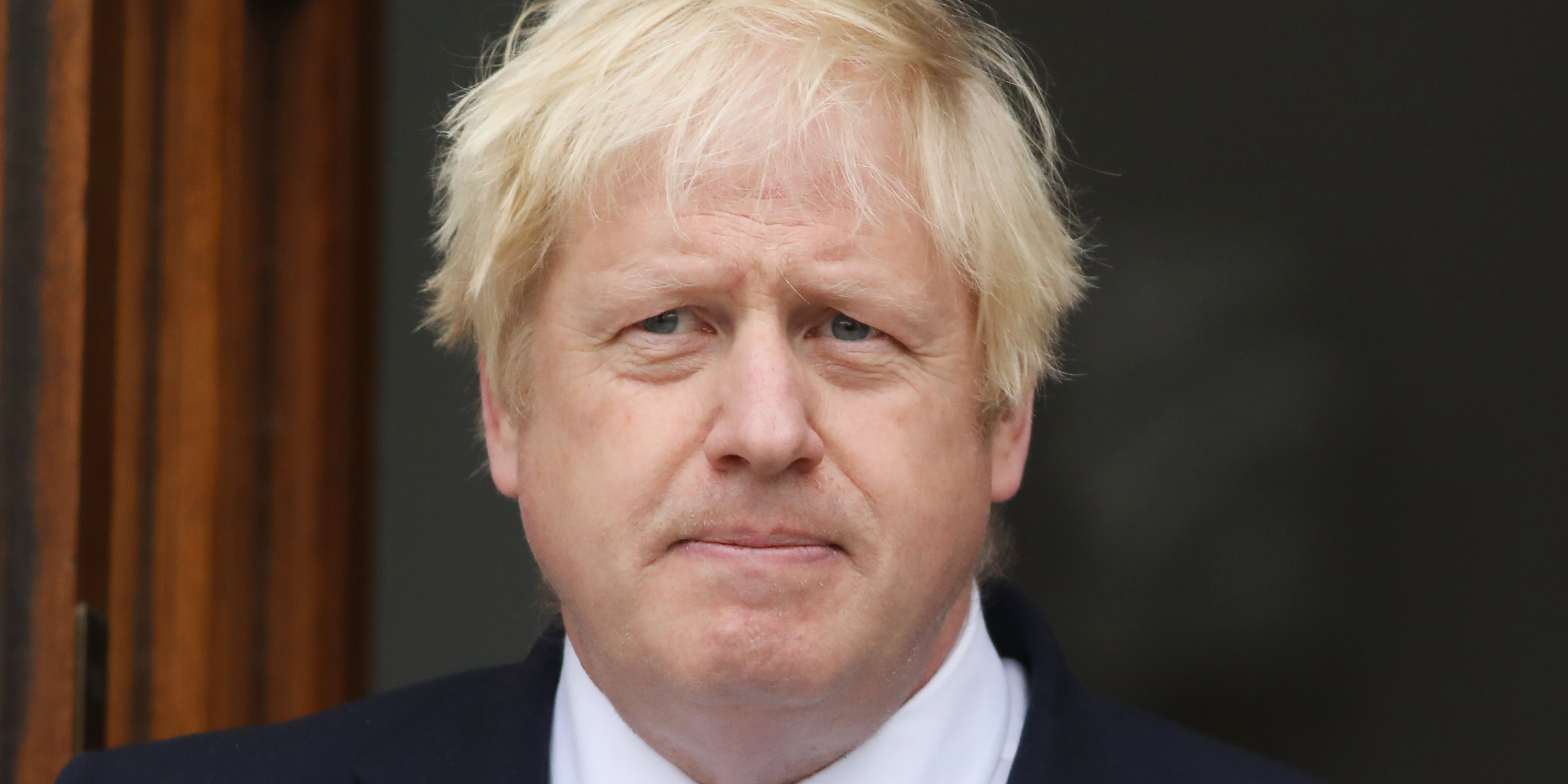 Boris Johnson á leithlisiú féin i Sráid Downing agus é buailte ag Covid-19
