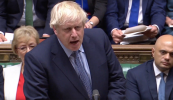 Ba mhór idir iompar maslach Boris Johnson agus dínit mhuintir Bhaile Uí Mhurchú