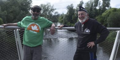 Beirt iarshaighdiúirí as Meiriceá ag siúl ar son na síochána agus iad ag fanacht ar a dtriail in Éirinn…