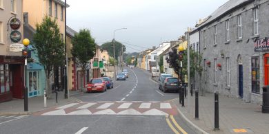 Clampar ag cruinniú teasaí faoi ionad tearmainn i gConamara