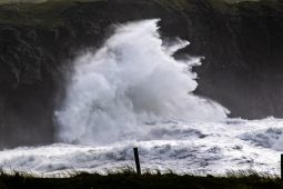 Rabhadh dearg gaoithe curtha i bhfeidhm do 22 contae, scoileanna le dúnadh