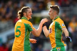Ligtear osna fhaoisimh i stiúideo RnaG nuair a tharraingítear Cora Fine in aghaidh club éicint eile…