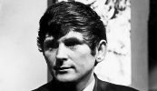 Aistriúchán Michael Hartnett ar sheanfhocail an tSeabhaic le díol ar ceant