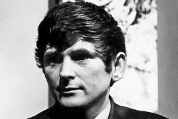 Aistriúchán Michael Hartnett ar sheanfhocail an tSeabhaic le díol ar ceant