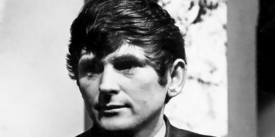 Aistriúchán Michael Hartnett ar sheanfhocail an tSeabhaic le díol ar ceant