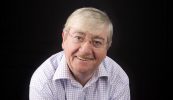 ‘Craoltóir cumasach a d’fhan dílis dá lucht éisteachta’ – buaicghradam cumarsáide an Oireachtais le bronnadh ar Mhicheál Mac Donnchadha