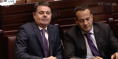Is ait gurb iad na daoine is boichte a chaitheann ‘an crios a fháisceadh’ i gcónaí