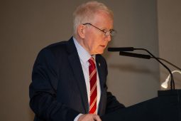 ‘Níl lá amháin nár smaoinigh mé air, nach raibh tionchar aige ar mo shaol’ – fulaingt íospartaigh Dhomhnaill Uí Lubhlaí nochta i gclár nua
