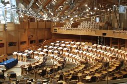 Diúltaithe d’éileamh go dtabharfaí ainm Breatnaise amháin ar Pharlaimint na Breataine Bige