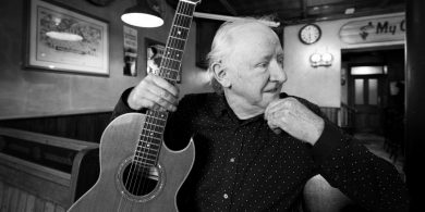 ‘Draoi ar an ghiotár’ – laoch an cheoil Arty McGlynn ar shlí na fírinne