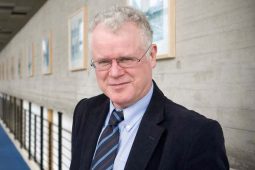 Buaicghradam cumarsáide Oireachtas na Gaeilge 2026 le bronnadh ar Chathal Mac Coille