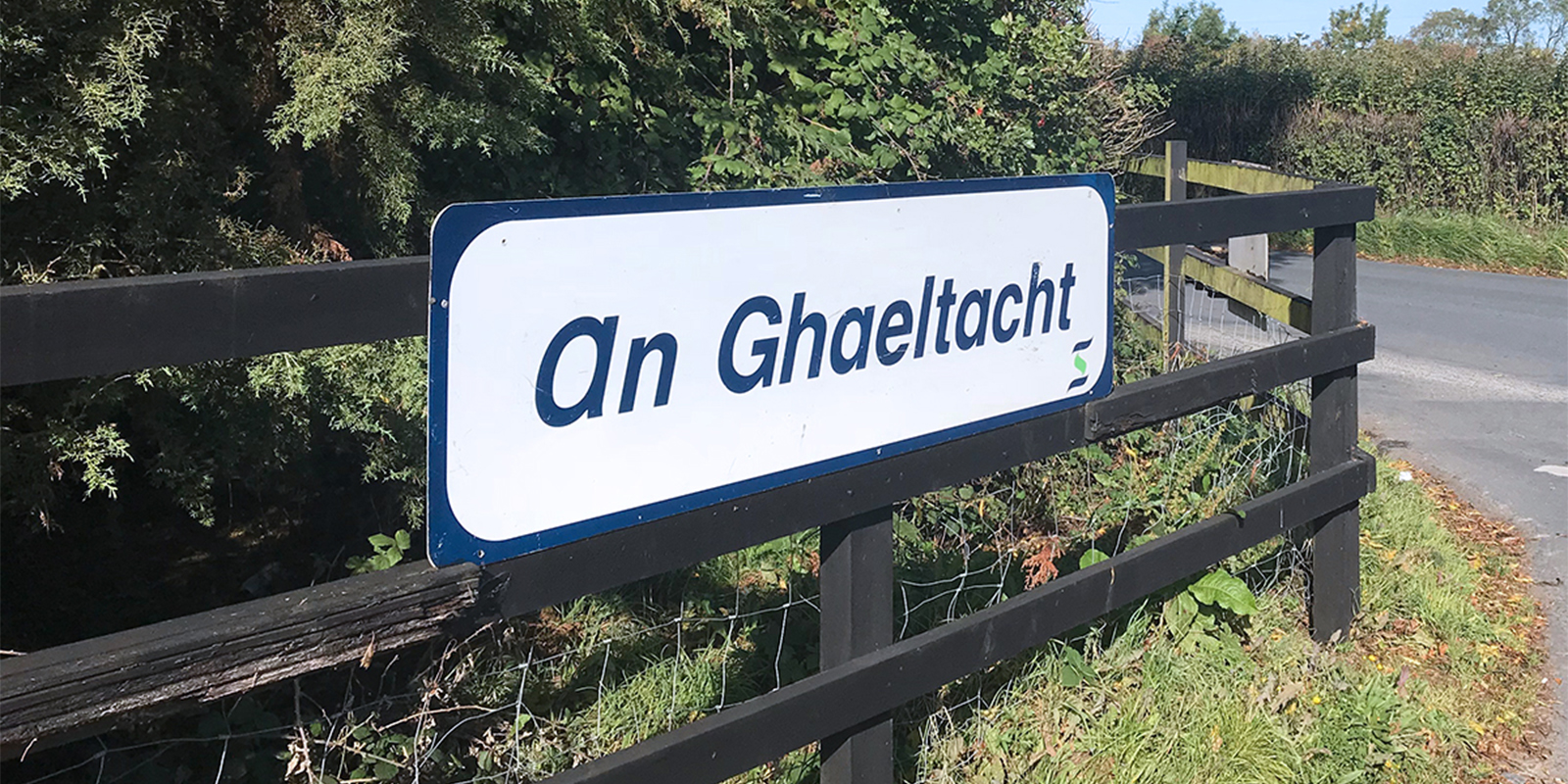 Imní faoi na hoileáin a bheith á scaradh ó Roinn na Gaeltachta