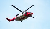 Fear as Corca Dhuibhne tugtha go hOspidéal Ollscoile Chorcaí ar héileacaptar tarrthála i ndiaidh timpiste