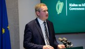 €4.7 milliún le híoc mar chúiteamh le coláistí samhraidh agus mná tí