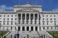 An idirbheartaíocht tosaithe faoi bhuiséad Stormont agus ceacht foghlamtha ag Bryant