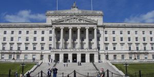 An idirbheartaíocht tosaithe faoi bhuiséad Stormont agus ceacht foghlamtha ag Bryant