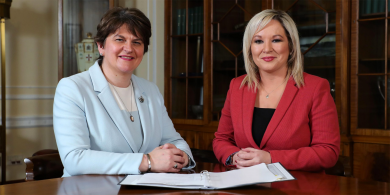 Ré úr Stormont faoi scáth scannal an RHI
