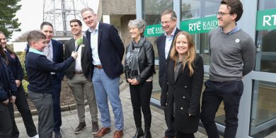 GAILEARAÍ: Diancheisteanna ag daltaí scoile Chonamara do na hiarrthóirí toghcháin ar RnaG