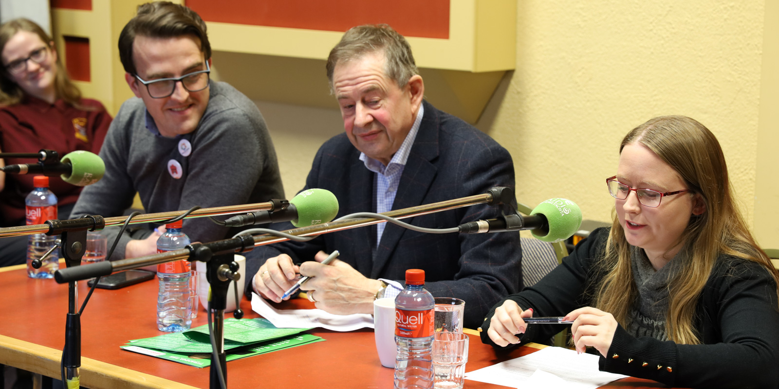 Bun agus barr na polaitíochta ainm aitheanta a bheith agat