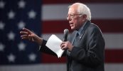 An é Bernie an buachaill chun barrthuisle a bhaint as Trump?