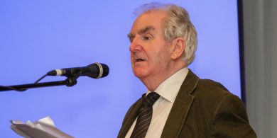 ‘Ní plean teanga atá ag teastáil sa Ghaeltacht ach plean slánaithe pobal teanga’ – Ó Tuathaigh