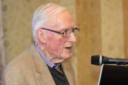 An scoláire ceannródaíoch Seán de Fréine imithe ar shlí na fírinne