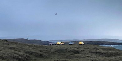 Scrúdú fóiréinseach á dhéanamh ar chos mná a aimsíodh ar thrá Ghaeltachta