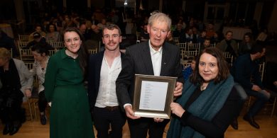 GAILEARAÍ: Gradam saoil do Mhicheál Ó Muircheartaigh agus ceiliúradh bliana déanta ar Phlean Teanga i gCorca Dhuibhne
