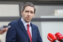 Fear as Gaeltacht Chonamara curtha siar faoi bhannaí agus é cúisithe as bagairt go maródh sé an Taoiseach