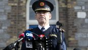 ‘Tá an dlí á shárú acu agus ní dea-shampla é sin’ – Coimisinéir na nGardaí le ceistiú faoin nGaeilge