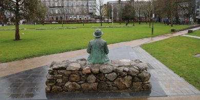 GAILEARAÍ: Sráideanna na Gaillimhe tréigthe agus Sean-Pháraic ina aonar Lá Fhéile Pádraig