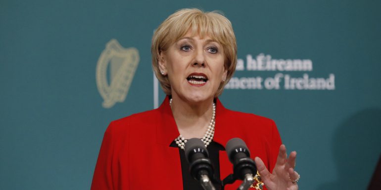 Dhéanfadh Heather Humphreys ‘teanga oifigiúil eile’ den Ultais ar mhaithe le hÉirinn Aontaithe