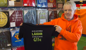 AR SCÁTH A CHÉILE: ‘Níl a fhios agam an mbeidh muid ann chor ar bith an chéad bhliain eile’ – An Spailpín Fánach, siopa t-léinte na nGael i mbaol