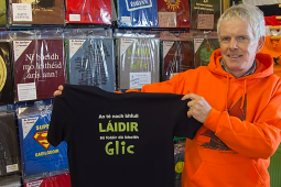 AR SCÁTH A CHÉILE: ‘Níl a fhios agam an mbeidh muid ann chor ar bith an chéad bhliain eile’ – An Spailpín Fánach, siopa t-léinte na nGael i mbaol