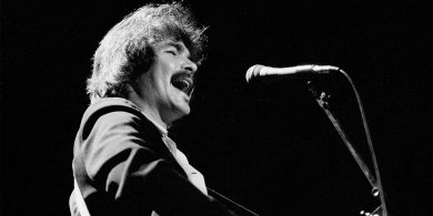 Draíodóir focal ab ea John Prine, duine de mhórchumadóirí na linne