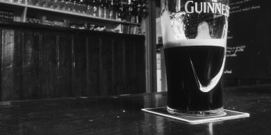 Is fada uainn na hoícheanta sa teach tábhairne, an drochscéal thar lear ar an teilifís a bhí balbh sa gcúinne