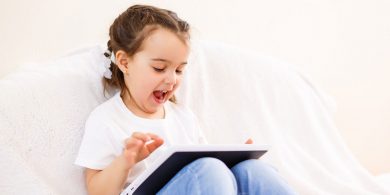 Tá an chóisir scoite anois de rigeur don pháiste faoi dheich