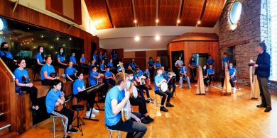 FÍSEÁN/GAILEARAÍ: Saothar nua curtha amach ag Ceoltóirí Óga Chois Fharraige don fheachtas #LeChéileDoMholli