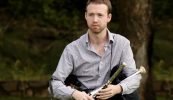 AR SCÁTH A CHÉILE: Ceol agus caint le Caoimhín Ó Fearghail óna theach i nGaeltacht Phort Láirge anocht
