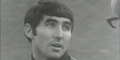 Tony Dunne agus na cosantóirí as Éirinn a sheas an fód do chlubanna Shasana