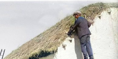 Na Brístí Domhnaigh á mbabhtáil ag na ceannairí mar a dhéanadh fir bhochta na Gaeltachta