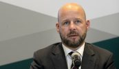 1,066 cás nua den choróinvíreas deimhnithe, 24 duine básaithe de dheasca an víris i dtithe altranais ó thús na míosa