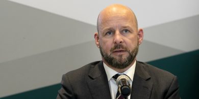 1,066 cás nua den choróinvíreas deimhnithe, 24 duine básaithe de dheasca an víris i dtithe altranais ó thús na míosa