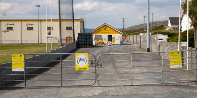 GAILEARAÍ: Ciúnas agus geataí dúnta ar lá mór Chomórtas Peile na Gaeltachta