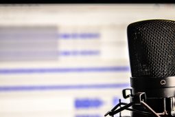 Údarás na Gaeltachta ag bailiú glórtha Gaeilge chun an teanga a neartú sa domhan digiteach