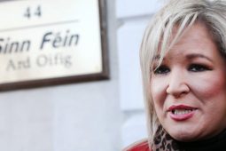 An seanscaradh neamhshóisialta ar ais in Stormont i ndiaidh conspóid sochraide
