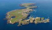 Trí bliana ó gealladh bád nua d’oileán Thoraí níl cead faighte fós tús a chur leis an gcéad chéim